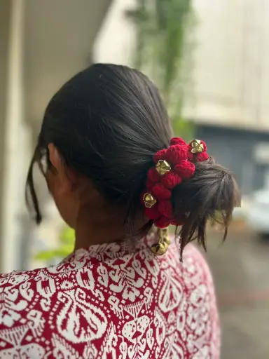 GOPI (daisy puffy gajra)